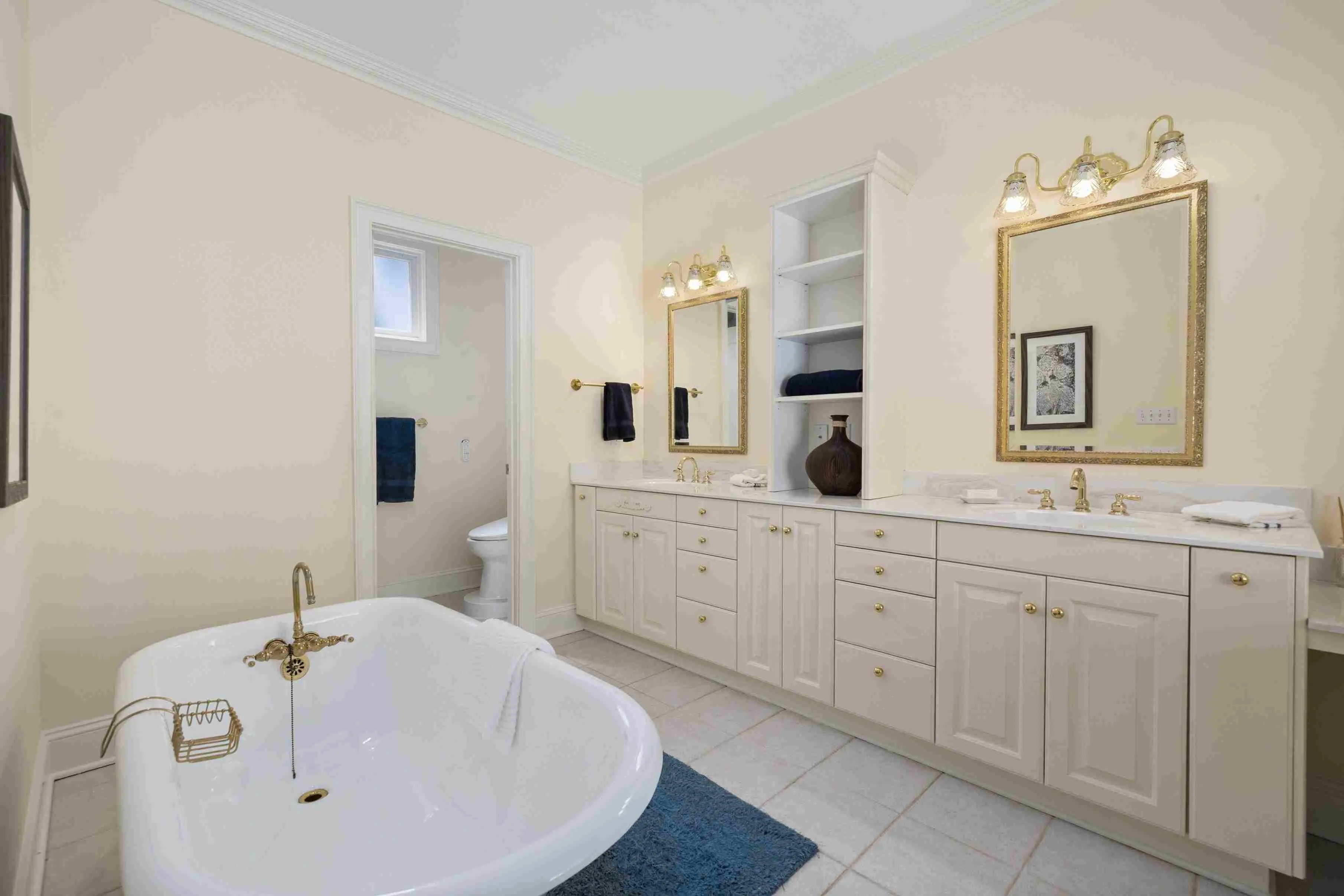 Spa-inspired shower and bathtub details